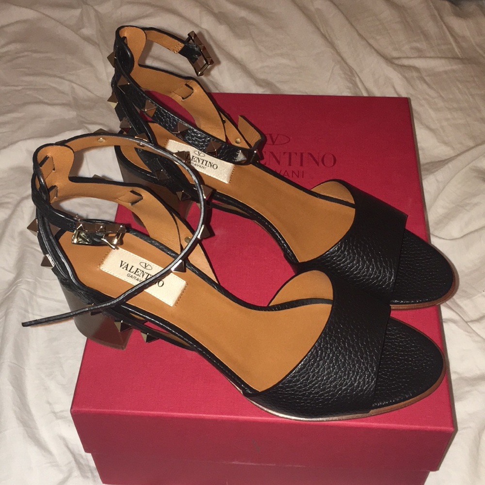 VALENTINO ROCKSTUD HEEL W/ANKLE STRAP SZ 38